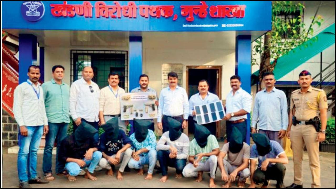 ૬ સશસ્ત્ર લૂંટારા અને શસ્ત્રો પકડાયાં